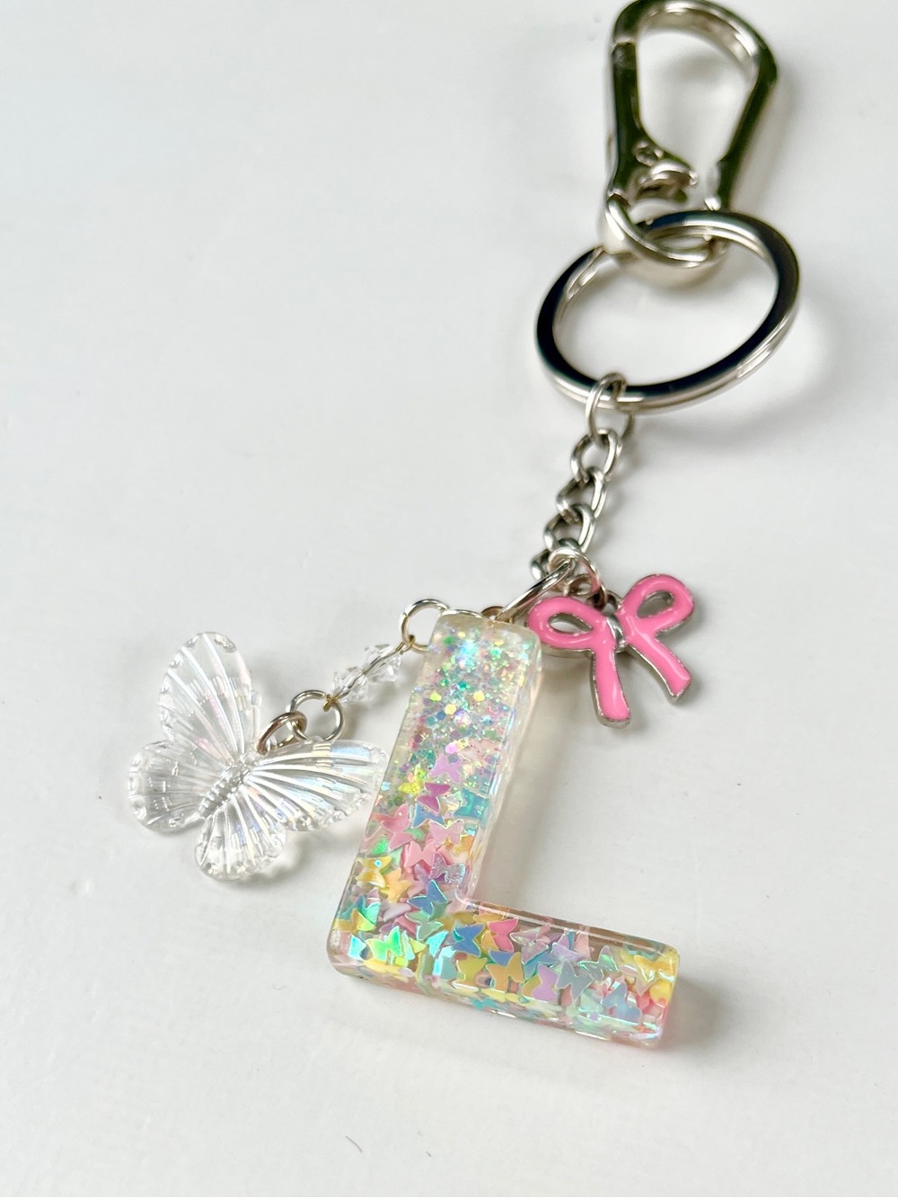 🦋 'L' Glitter Letter Keychain & Bag Charm with 🎀 Bow & Butterfly Accents